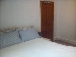 King size bed, TV, hairdryer, toiletries, towel, hanging space, wi-fi, mirror & bath robes.